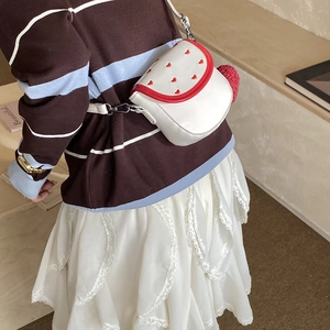 Mini borsa a tracolla bianca a semicerchio con ricamo a cuore e ciondolo rosso