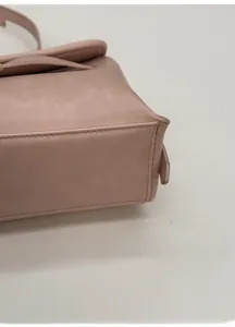 Détail du fond large renforcé et coutures précises sur le sac en cuir rose fané