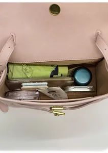 Vue détaillée de l'intérieur du sac en cuir rose montrant sa grande capacité