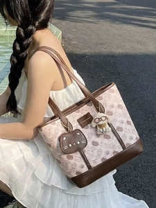 Borsa tote rosa con gatti cartoni animati, spalline in pelle e ciondoli pelosi