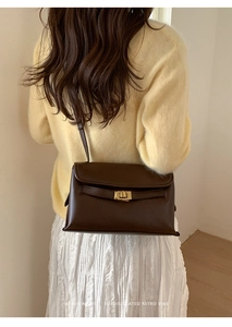 Sac à bandoulière sophistiqué en cuir marron foncé avec fermoir doré et bandoulière rétro