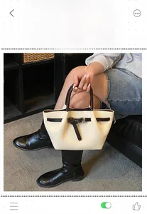 Sac seau chic couleur crème avec poignées marron présenté en situation réelle