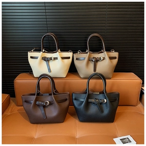 Groupe de sacs cabas chics en crème, kaki, marron et noir avec texture en cuir grainé