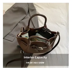 Vue de dessus du sac en cuir marron montrant sa grande capacité interne et détails
