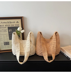 Détail de sacs à bandoulière crochetés main avec motifs floraux pour vacances à la plage