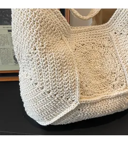Gros plan sur la texture épaisse en maille crochetée de ce sac de plage beige crème