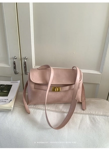 Détail du sac bandoulière rose vintage avec fermoir doré sur fond rétro élégant