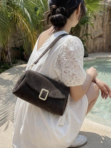 Sac bandoulière vintage en daim marron foncé avec boucle dorée pour femme en extérieur