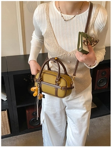 Detail der Boston Bag mit olivgrünem Korpus und senfgelbem Hunde-Anhänger