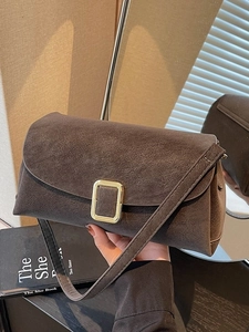 Sac à bandoulière rétro en daim marron foncé avec boucle métallique dorée chic