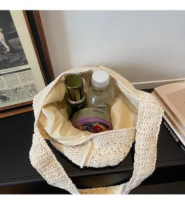 Vue détaillée de l'intérieur du grand sac seau au crochet montrant l'espace de rangement