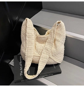 Gros plan sur la maille texturée et les détails tissés du sac hobo en coton beige