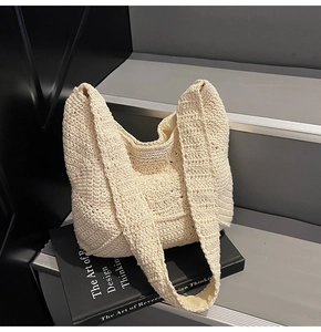 Gros plan sur la texture en tricot beige et la bandoulière tressée d'un sac à bandoulière