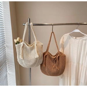 Gros plan détaillé de sacs cabas au crochet faits main avec glands et anses tressées