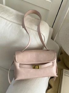 Sac à Épaule Femme Rétro en Cuir Synthétique Style Commuter Grande Capacité Sac à Rabat Tendance Avec Fermoir en Métal