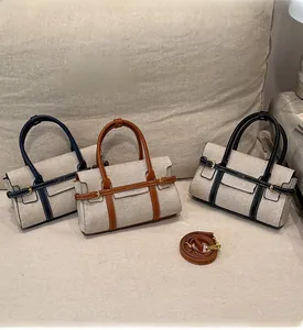 Dettaglio ravvicinato delle borse tote in tela premium in blu, marrone e nero