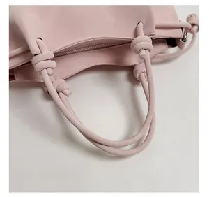 Detailaufnahme der rosa Beuteltasche mit weichen Knotengriffen und edler Verarbeitung
