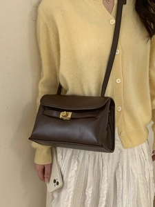 Sac bandoulière rétro marron foncé avec fermoir doré et bandoulière pour femmes