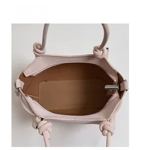 Detailansicht der rosa Ledertasche mit geräumigem Innenraum und braunem Futterstoff