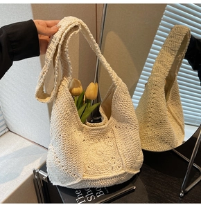 Détail d'un sac bandoulière au crochet crème avec motifs floraux 3D et doublure interne