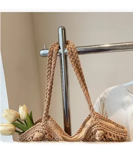 Détail du sac cabas tissé marron en coton avec des poignées tressées solides et une doublure