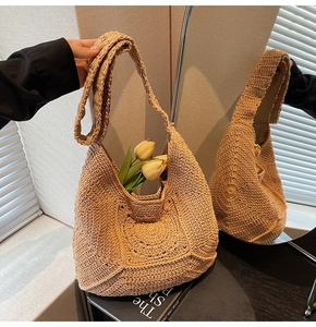 Gros plan du sac seau au crochet kaki avec motif tricoté ajouré de style bohème
