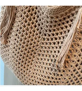 Détail du tissage de haute qualité et des longues franges du sac fourre-tout bohème