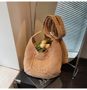 Gros plan d'un grand sac seau hobo en maille avec texture tissée pour les vacances d'été