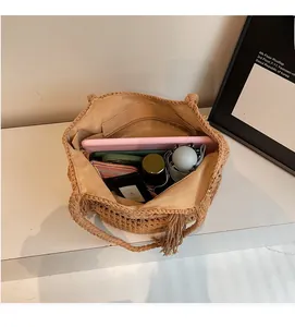 Intérieur spacieux du sac cabas tressé kaki montrant la grande capacité pour tablette