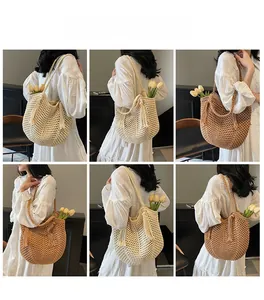 Détail du sac cabas tissé avec pompon à franges montrant la texture crochetée évidée