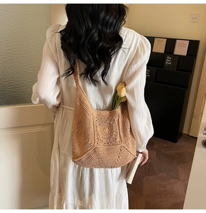 Détail d'un sac seau crocheté à la main avec motifs en maille ajourée et style bohème