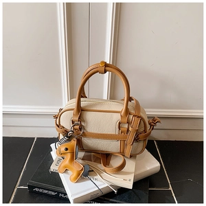 Detailansicht der Boston Bag mit Litschi-Maserung, Kontrastfarben und Pferdeanhänger