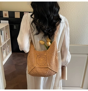 Détail du sac bandoulière tricoté marron à motif mandala fait main dans une librairie