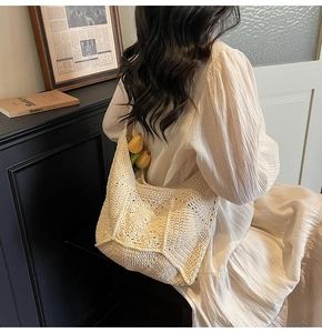 Gros plan du sac à bandoulière en coton tricoté blanc cassé avec texture tissée