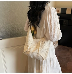 Gros plan sur un sac bandoulière au crochet fait main avec texture fleurie tricotée