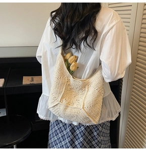 Texture détaillée de la maille en coton tricoté sur un sac seau de plage crème
