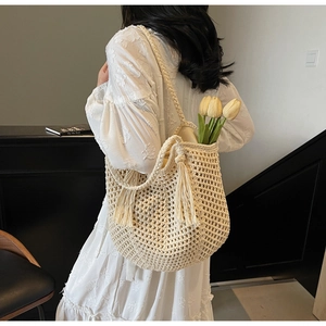 Détail du sac à bandoulière tissé à la main avec franges et tulipes pour l'été