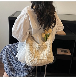 Détails de la texture tricotée d'un sac cabas en crochet crème aux motifs ajourés complexes