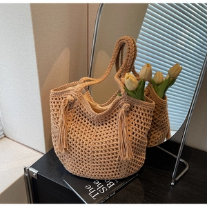 Détail du sac cabas en crochet kaki montrant les franges et la doublure intérieure douce
