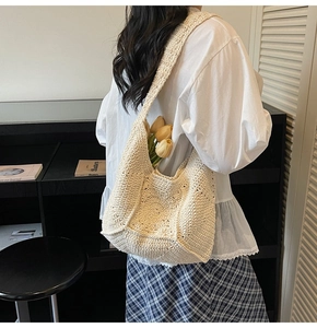 Détail du sac à bandoulière en maille crochet crème avec motifs floraux et texture riche