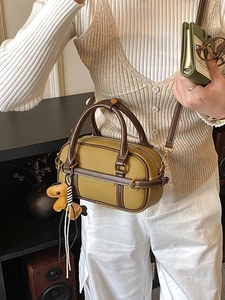 Modische olivgrüne und braune Zylindertasche in Color-Block-Optik mit Hundeanhänger
