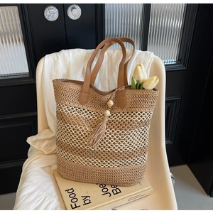 Large Capacity Straw Woven Shoulder Bag For Women Bohemian Beach Vacation Tote Bag With Tassel And Leather Straps Summer Bag