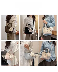 Détail montrant les couleurs du sac seau avec pendentif lapin en peluche et bandoulière