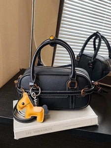 Modische schwarze Leder-Umhängetasche mit Kontrastnaht und gelbem Pony-Anhänger