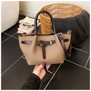 Vue détaillée de la texture du cuir grainé et du design bicolore de ce sac à main camel et brun