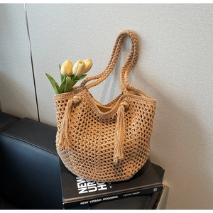 Détail de la texture tressée à la main du sac à bandoulière avec breloques à franges
