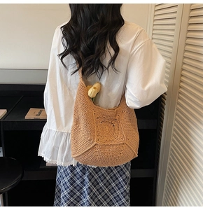 Gros plan détaillé du sac à bandoulière en maille crochet kaki avec texture florale