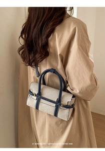 Borsa a tracolla minimalista in tela e pelle con dettagli blu navy e stile vintage chic