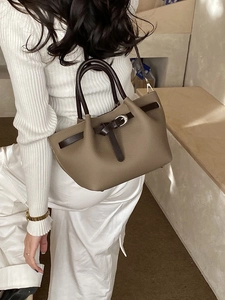 Sac à main élégant en cuir grainé kaki avec poignées marron et boucle argentée