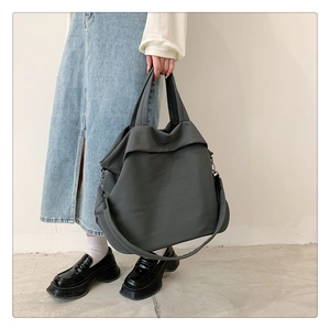 Détail d'un grand sac cabas gris anthracite en nylon avec bandoulière amovible